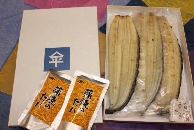 秘伝のタレで丁寧に焼き上げた活ニホンウナギの蒲焼き、白焼き　（3尾） うなぎ白焼き3尾入り | やまへい商店