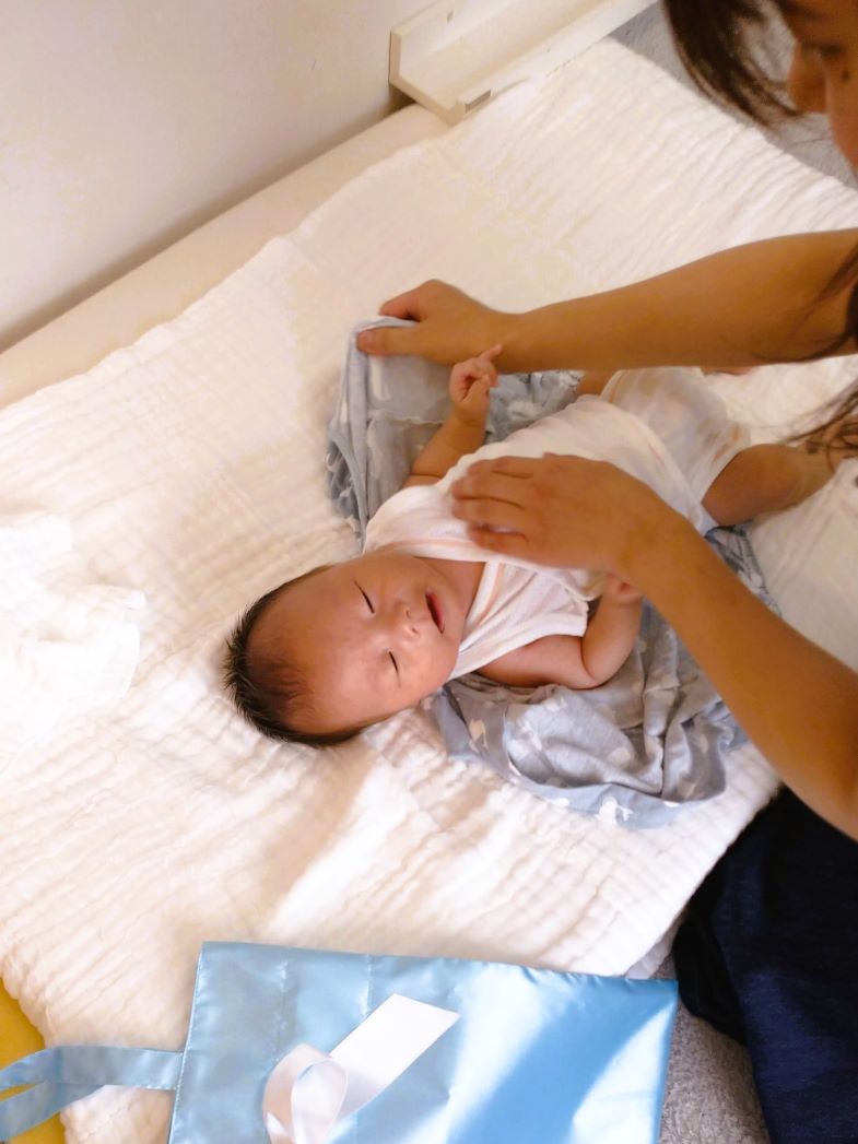 おむつ替えマットとして使えるおくるみ