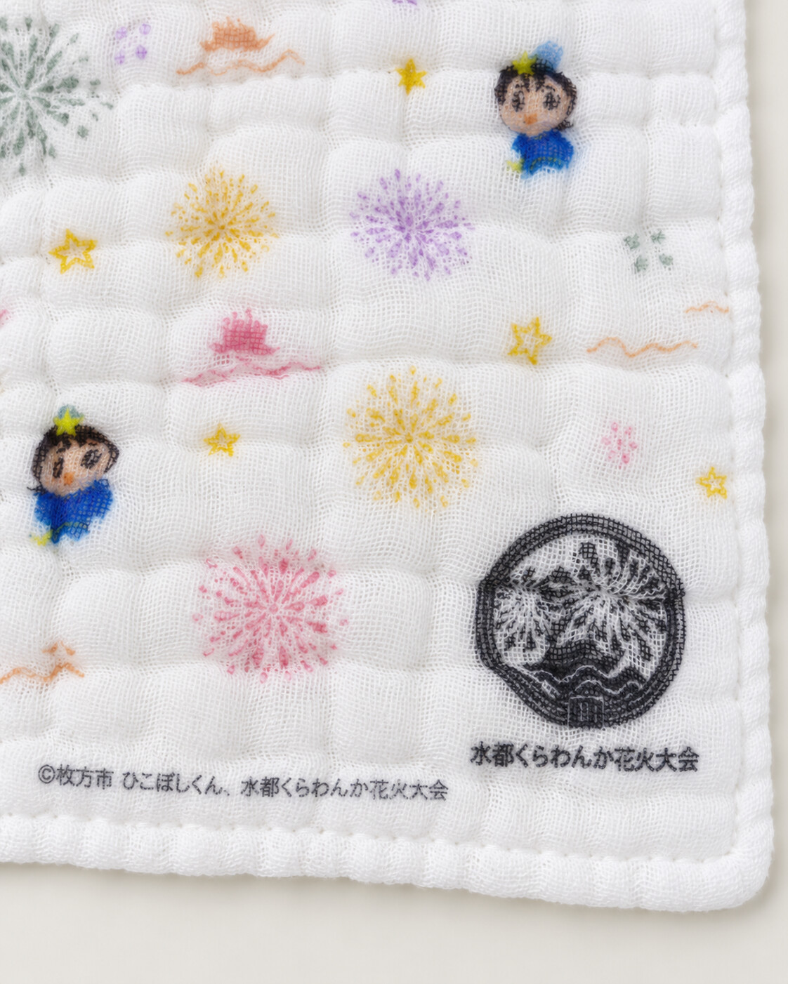 花火、星、船、波を散りばめたガーゼハンカチのデザイン