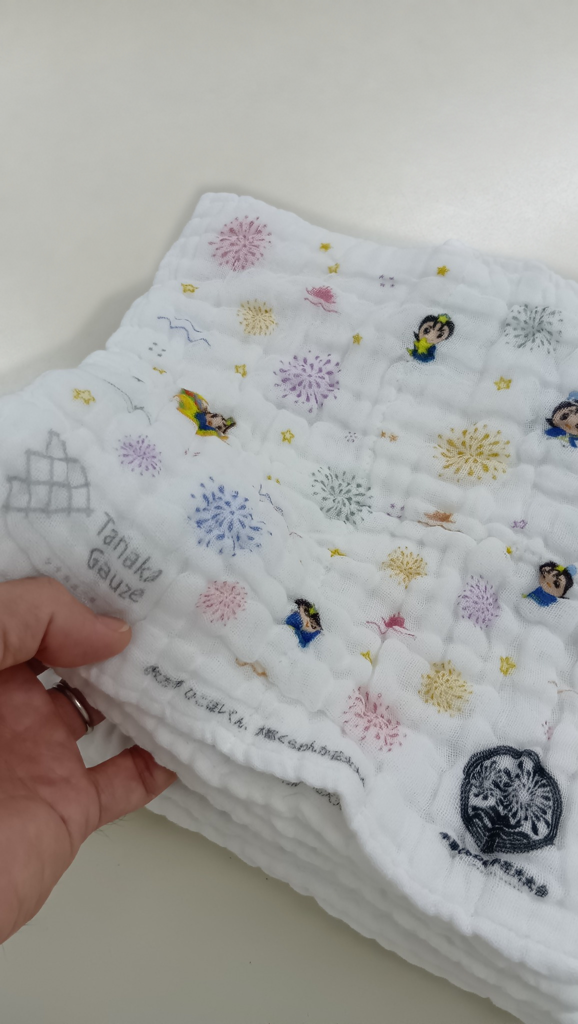 手で触れたひこぼしくんガーゼハンカチのやわらかな風合い