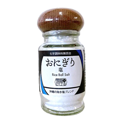 雪塩かける　おにぎりの塩