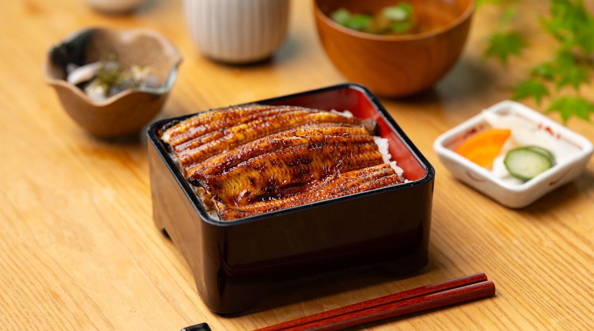 夏の縁側で食卓を囲む家族