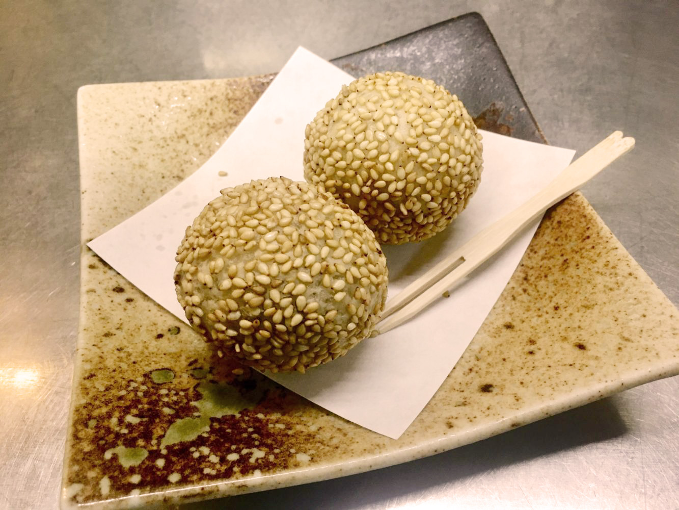 餃子職人の店 青空餃子店 ちょっと大きめ ごまだんご (8個入) | 餃子