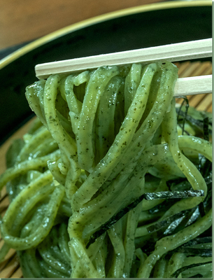【練り込みワカメザル】ワカメを練り込んだ磯の香りがするヘルシー純生うどん！　6人前～だし付き　賞味期限:冷蔵7日