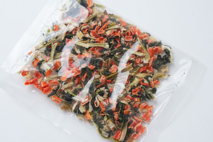 国産野菜（人参、ごぼう、大根葉）の写真