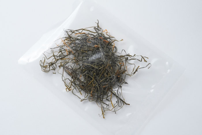 炊き込みご飯の旨みを出す昆布の写真