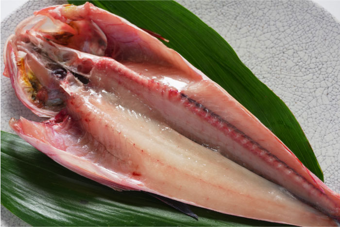 伝統の薄塩仕立てで旨味を引き出す工程