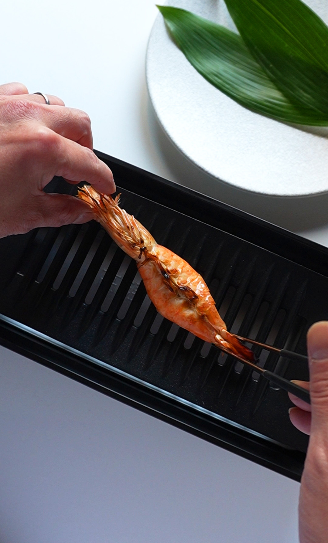 天使の海老干物の片面に綺麗な焼き色がつき裏返す工程