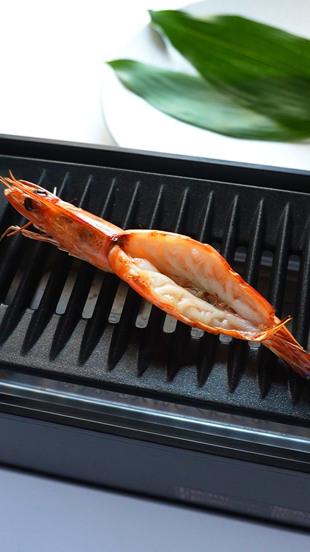鮮やかな赤色にふっくら香ばしく焼き上がった天使の海老干物