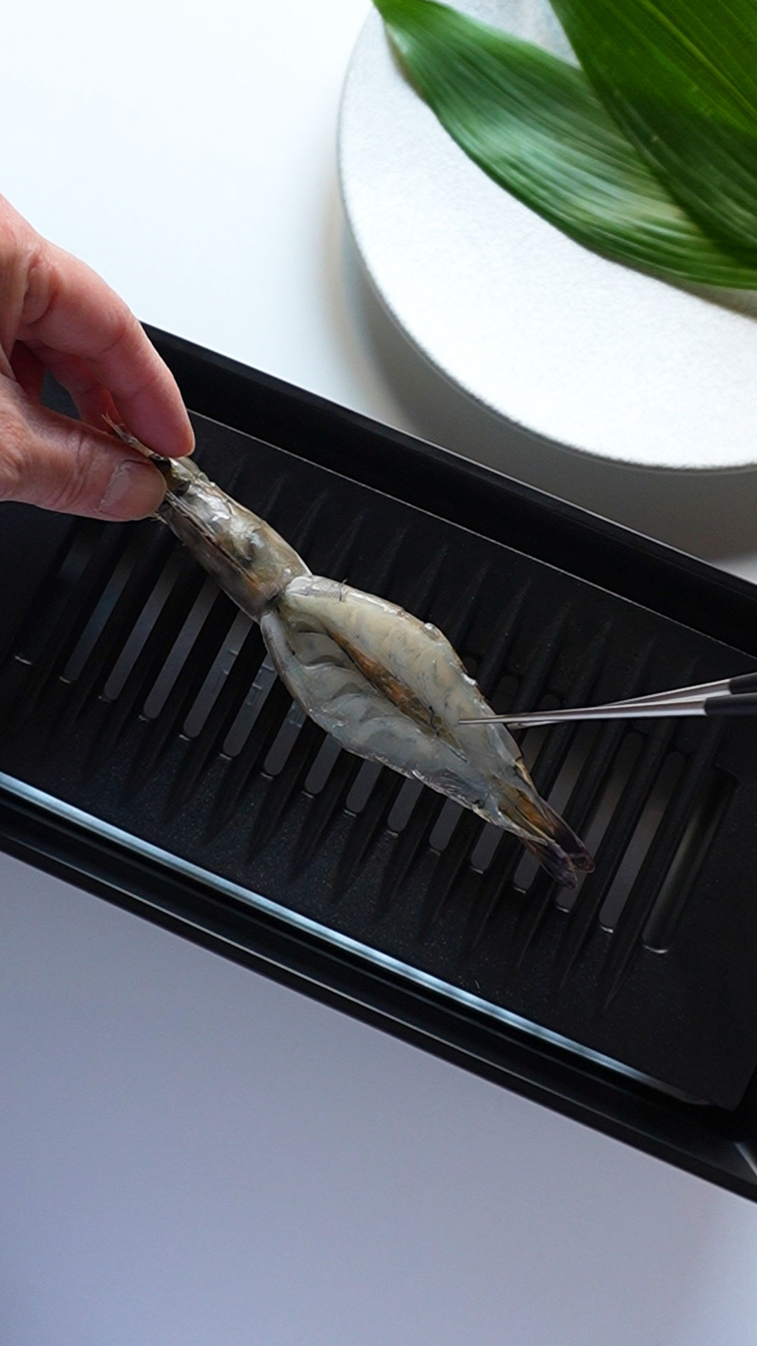 天使の海老干物を冷凍のまま網に乗せて焼き始める様子