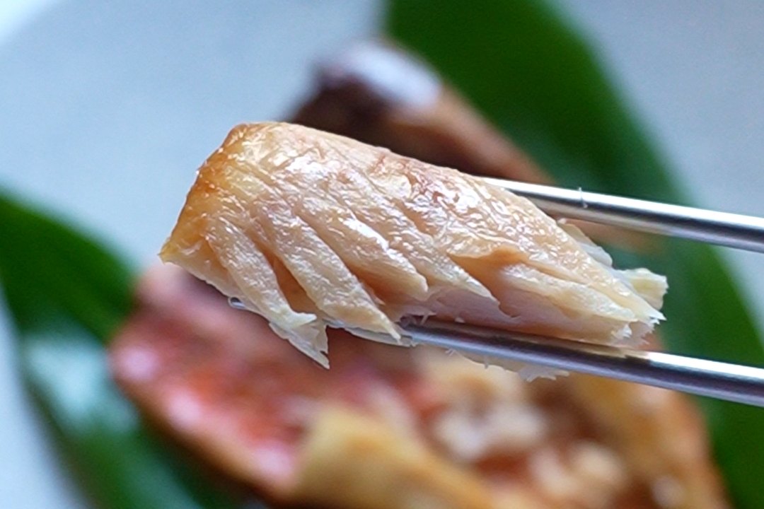 凍ったまま焼いた干物の身を箸でほぐしたところ