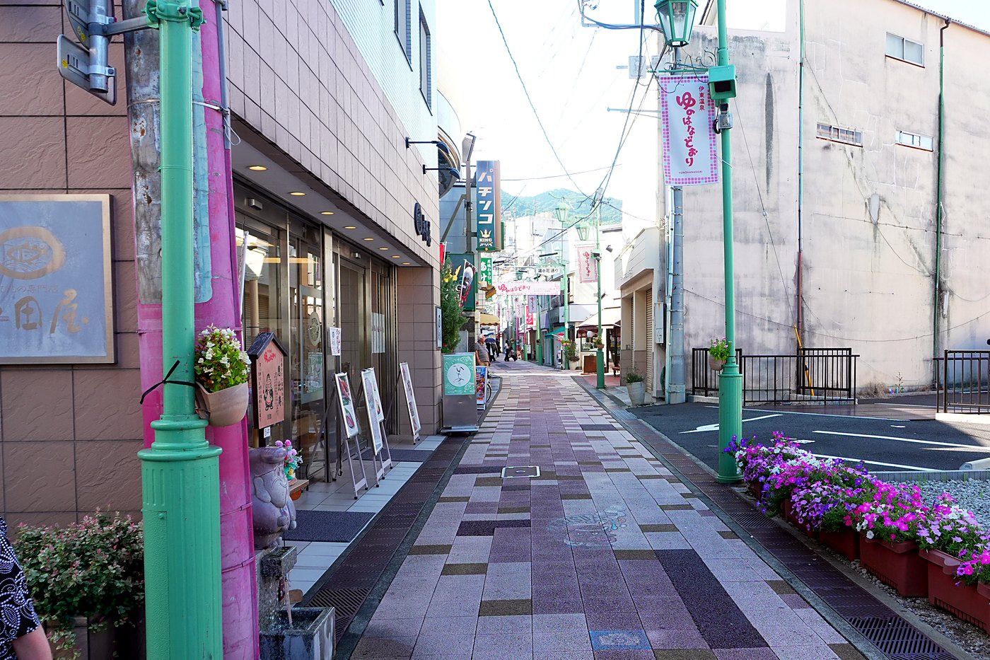 伊東 湯の花通り｜平田屋の看板と、緑の街灯が続く商店街
