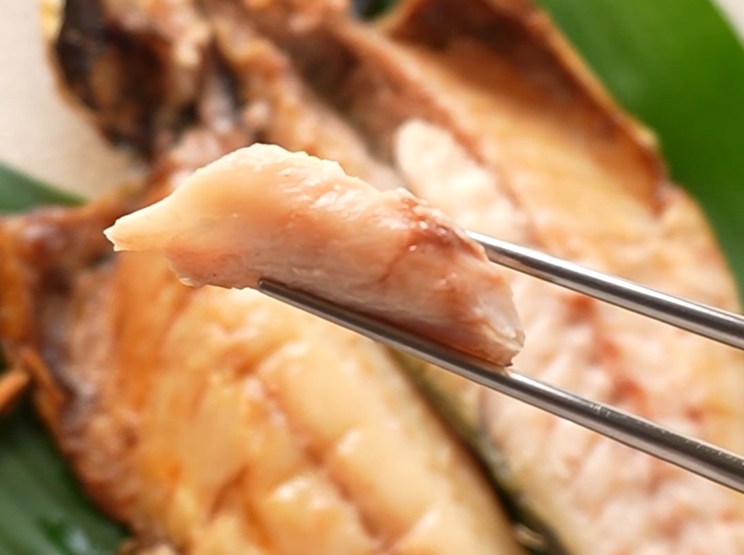 焼き上がったあじの干物の身を、箸でほぐしたところ