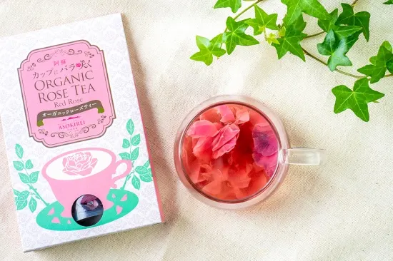 カップにバラ咲く生薔薇茶 | 南阿蘇オーガニック