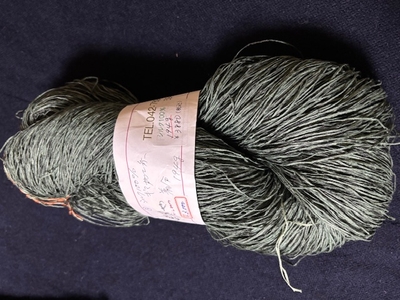 シルク100％擬麻加工糸の濃いめの緑系200g綛