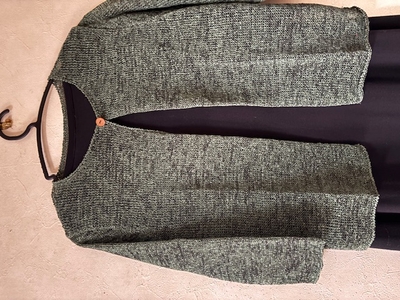 シルク100％擬麻加工糸の濃いめの緑系の１ボタンカーディガン