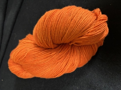 コットン40％ウール60％生成りをブータンの茜で染めた糸