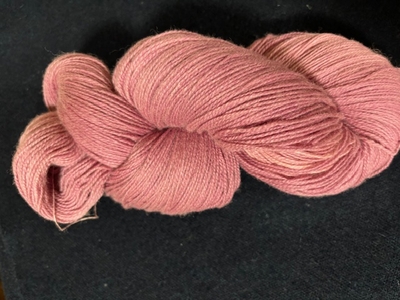 コットン40％ウール60％12番双糸生成りからブータンのラック染100ｇ