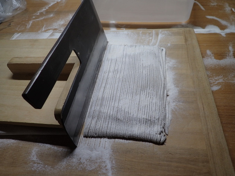 そばを切っているの写真