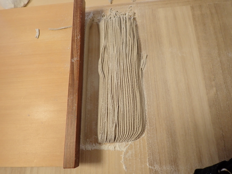 そばを切っている写真