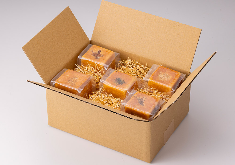 一つずつ包装したキューブカレーパン10個入りの梱包イメージ