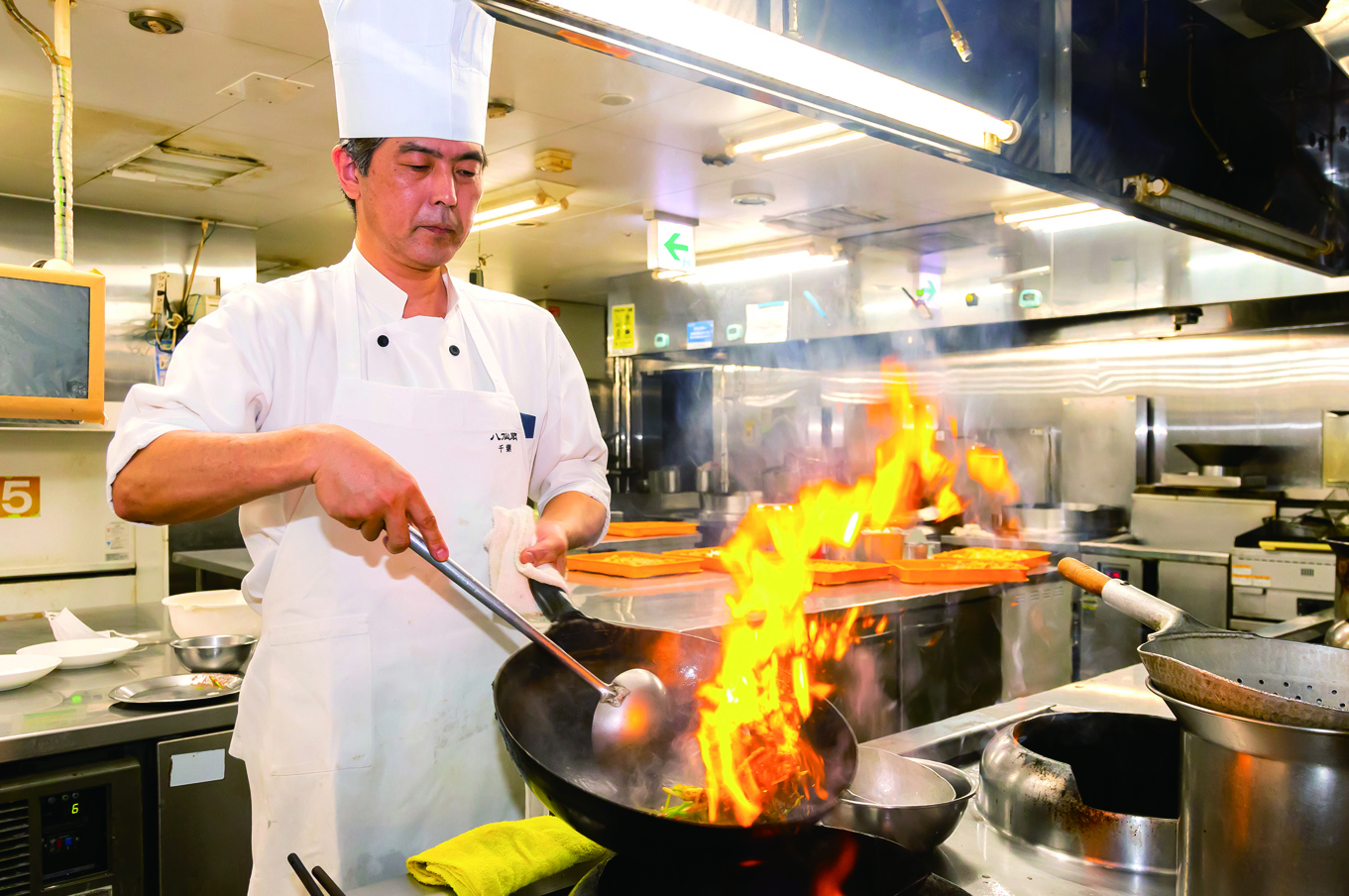 八仙閣の料理人が中華鍋を振る調理風景