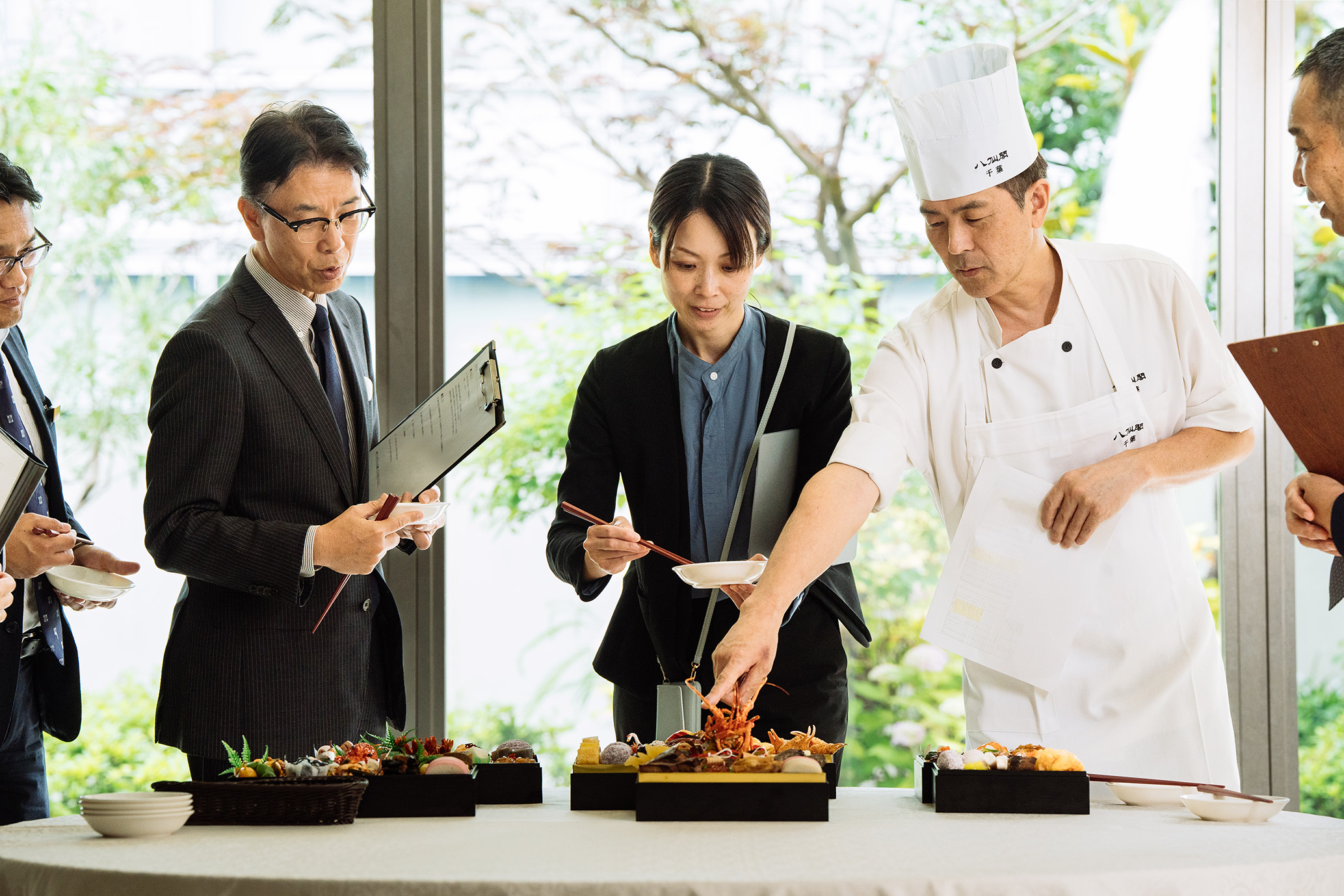料理長と商品開発担当者によるおせち商品会議