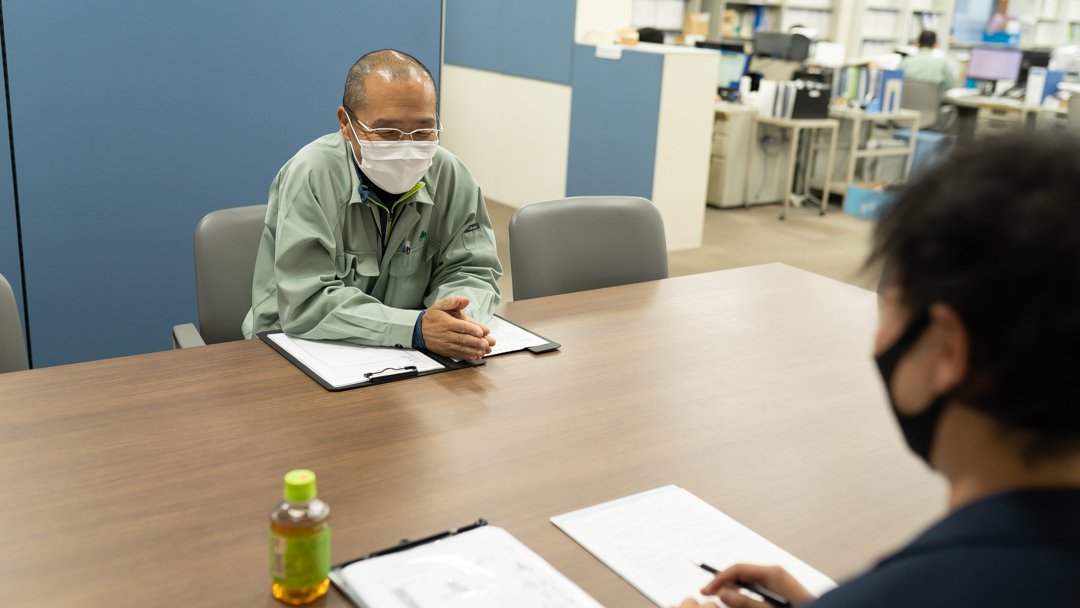 身を乗り出して会話