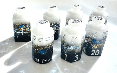 乳白色の霧は蒼の輝きを隠す 7P