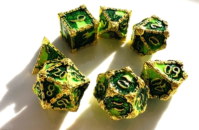 緑の玉座を金で縁取る 7P