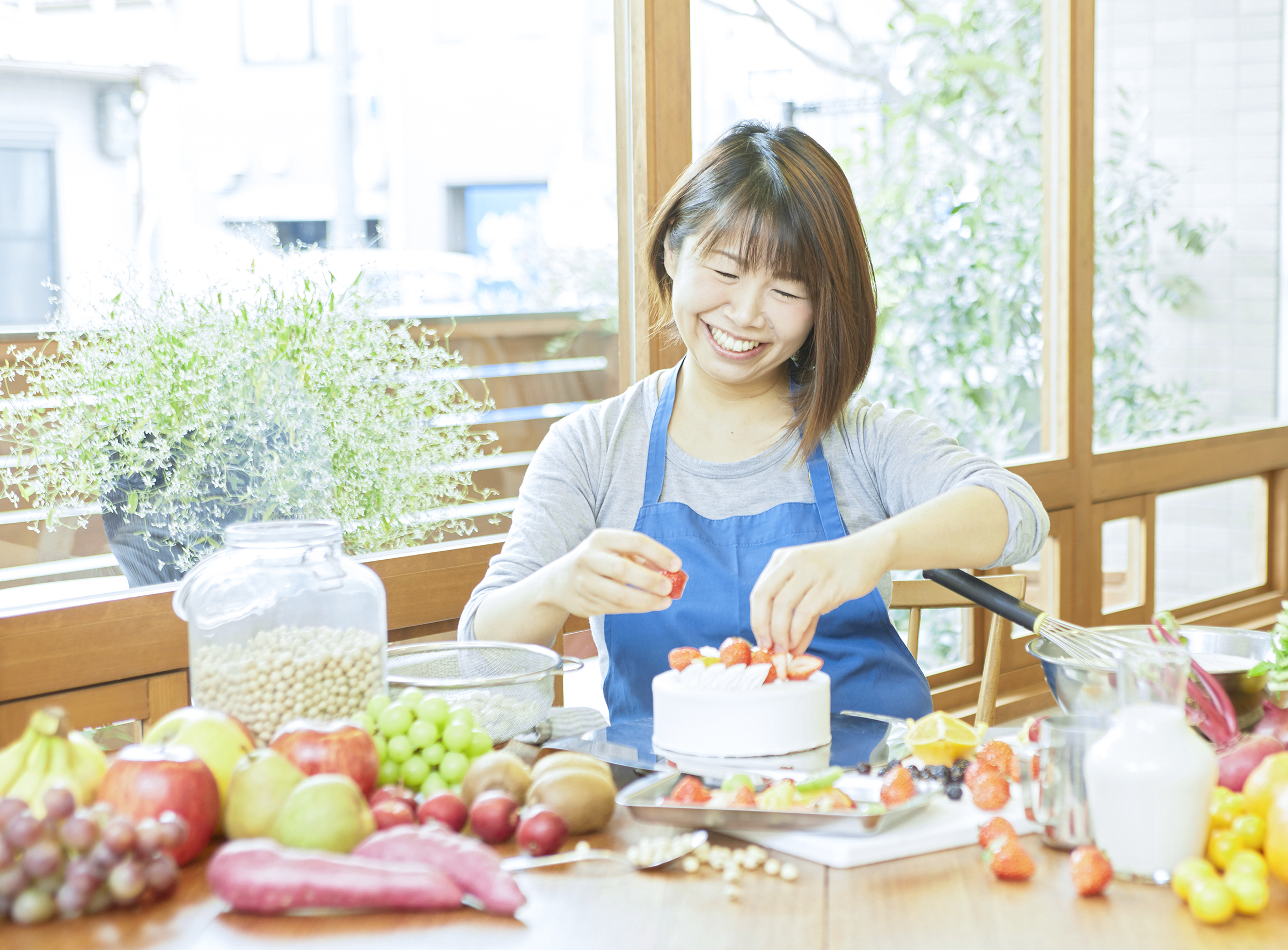 ケーキを仕上げる豆乳パティシエ、うのゆきこ / Yukiko Uno decorating a cake