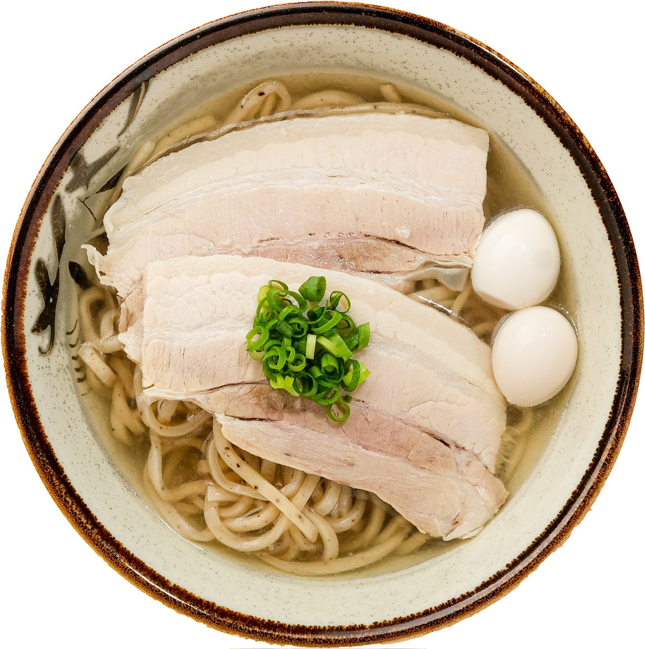 白い3枚肉そばの写真(沖縄県豊見城市)