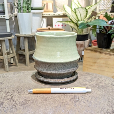 【 520 】内径 約10cm 高さ 約11cm  (受皿付・鉢底穴あり)