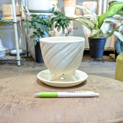 【 585 】【容器部分のみ:内径 約10cm 高さ 約8cm】全高 約10cm (受皿付・鉢底穴あり)
