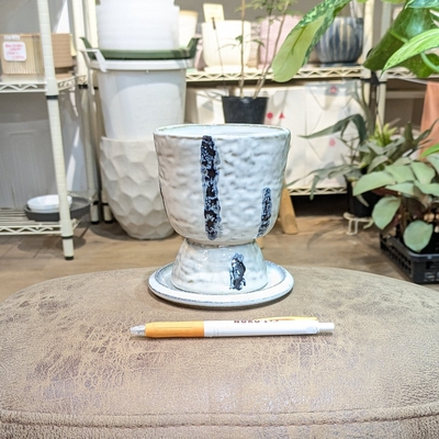 【 607 】【容器部分のみ：内径 約10cm 高さ 約8cm 】全高 約12cm (受皿付・鉢底穴あり)