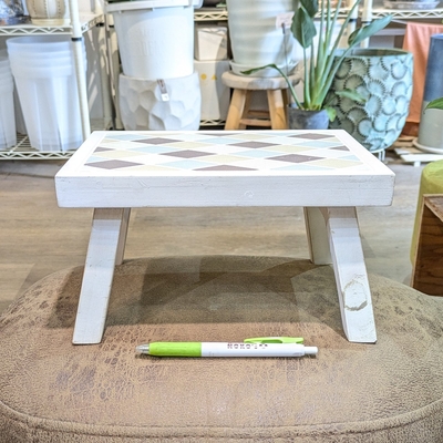 【木製スタンド・ホワイト】台座部分 約25cm × 約18cm 高さ 約14cm