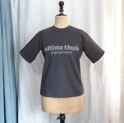 フリーホイーラーズ　ウルティマ トゥーレ イクイップメント UTロゴ Ｔシャツ #2625008  チャコール