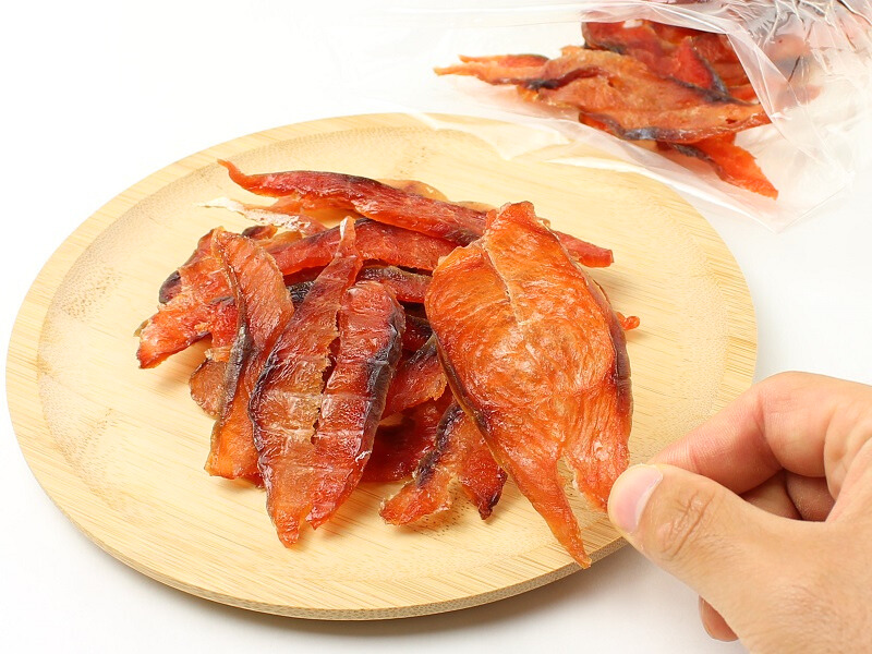 薄くスライスすることで柔らかな鮭とばを実現