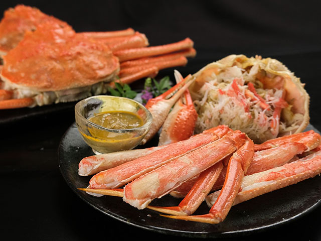 解凍するだけ！食卓が豪華カニ宴会