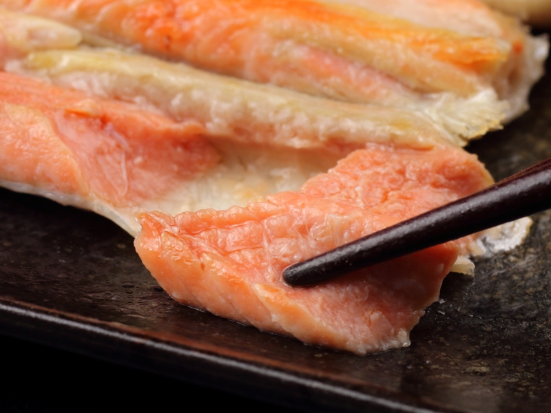 ハラスで味わう、紅鮭の豊かな脂