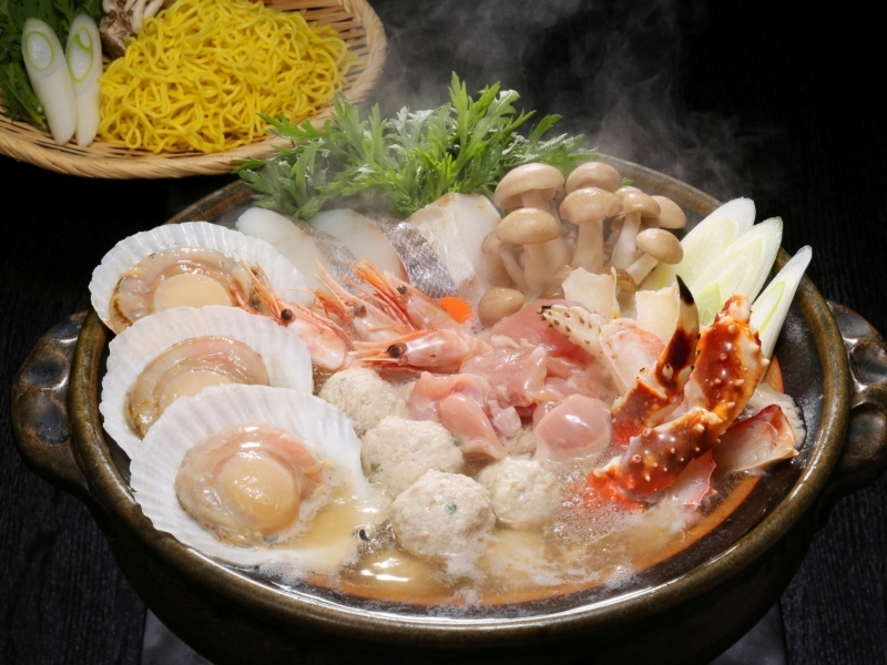 たらばがに出汁で囲む、鶏と海鮮の水炊き