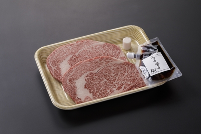 小形牧場牛ロースステーキ200ｇ&times;2枚　ステーキ醤油付き