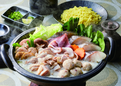 北海道産鶏もも肉と魚介を使った鶏白湯鍋(トリパイタンナベ)