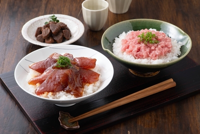 神奈川「三崎恵水産」三崎まぐろ二色丼 角煮付