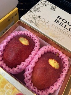 沖縄県豊見城Noha農園 長嶺さんの林檎マンゴーの新ブランド☆ROUGEBELL☆金箔押し化粧箱　最高級品　最高品質　高糖度　特大玉2玉　大切な方への贈り物にいかがですか？