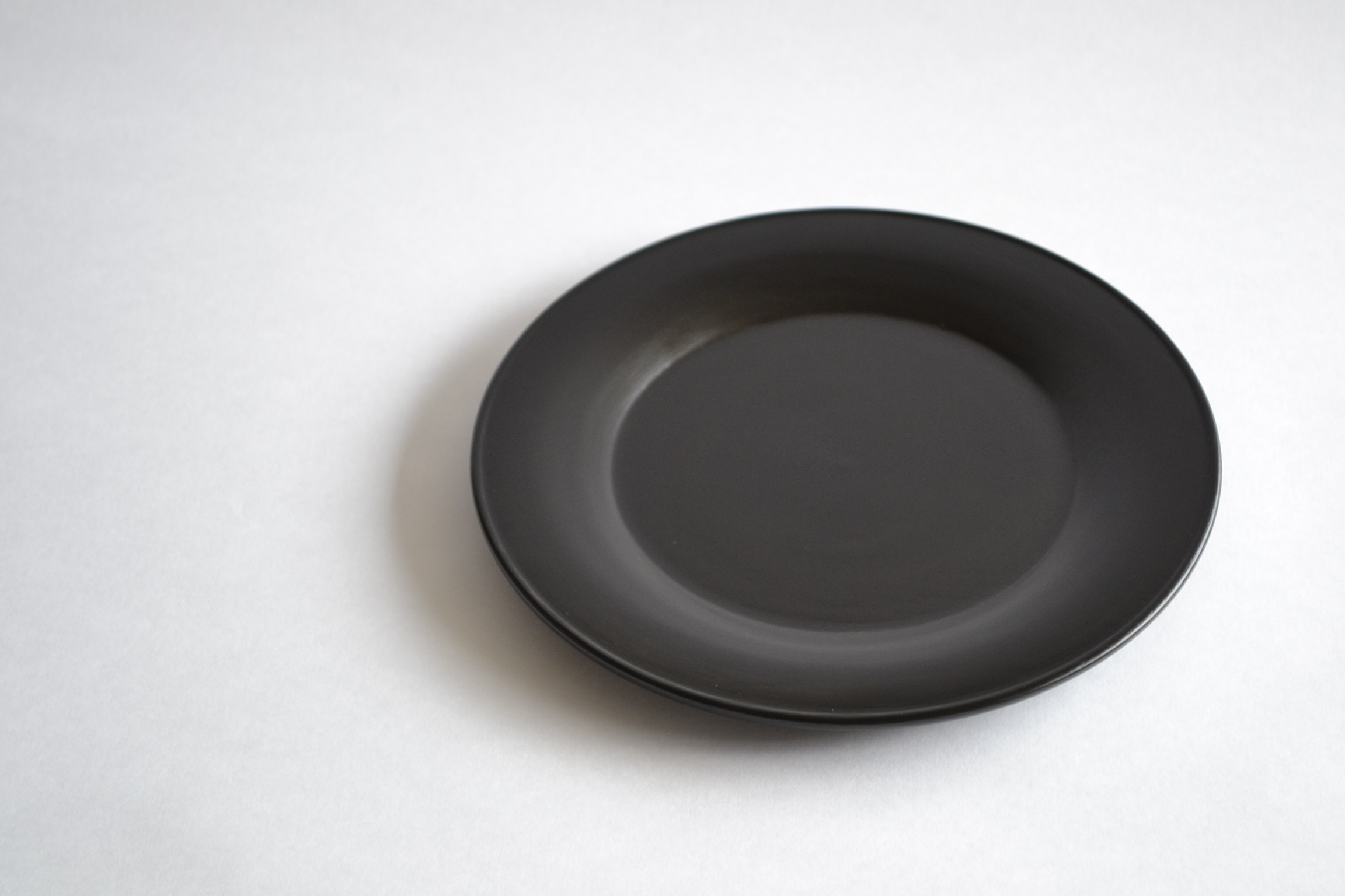 小倉広太郎 黒い皿 21cm うつわ穂垂