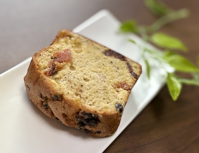 アプリコットとサワチェリーと生胡椒塩漬けのペッパーシナモンパウンドケーキ