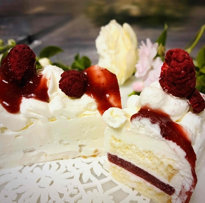 ラズベリーソースのアイスムースケーキ