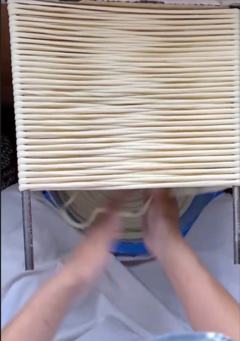 八の字に手縫う作業