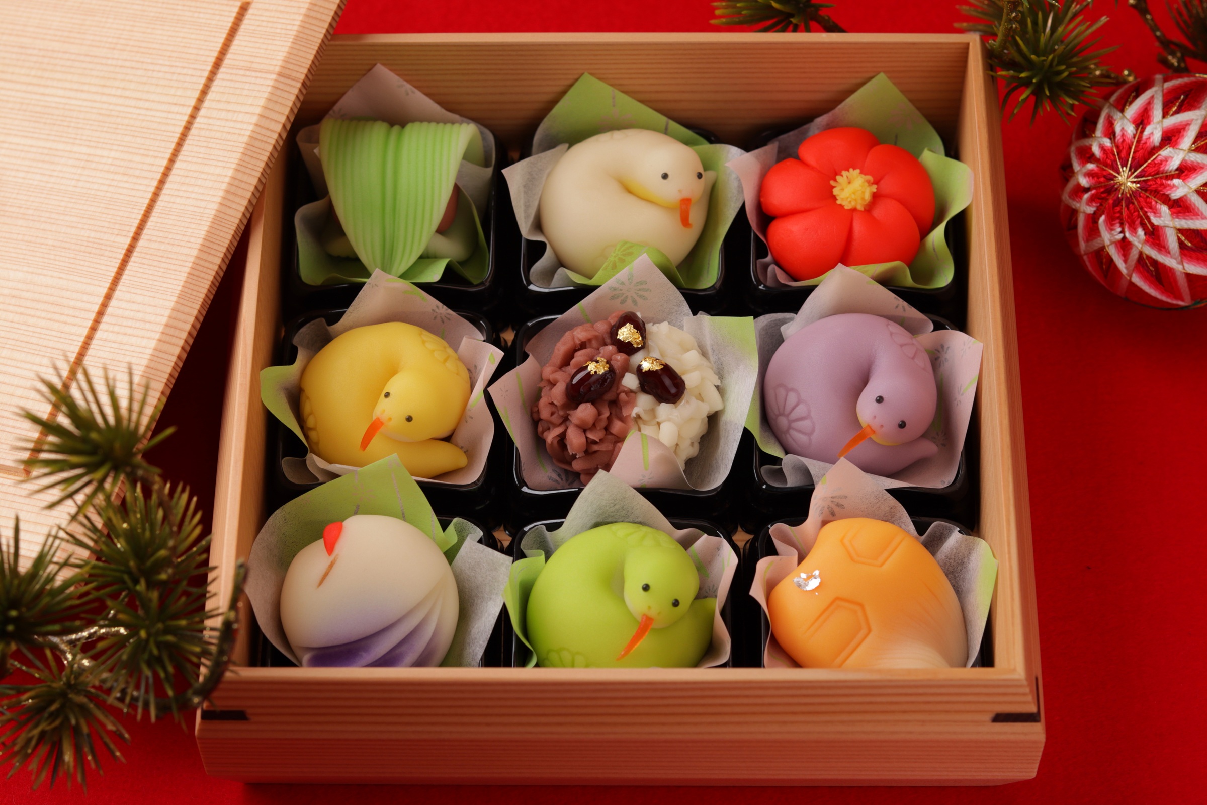 迎春上生菓子 』菓子器付き9種 | 御菓子司 紅谷三宅